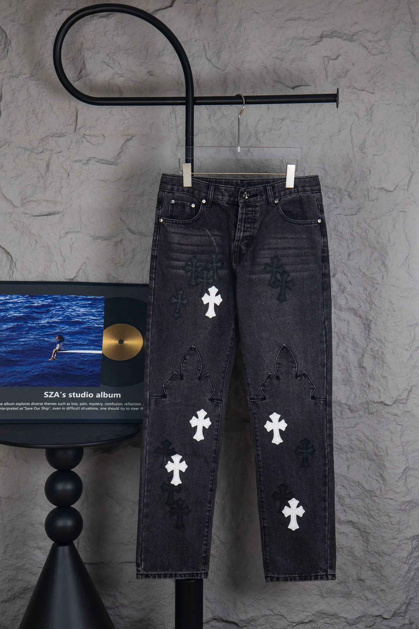 P300 top version Chrome hearts new city-limited flame gray jeans Chrome hearts city-limited jeans Hardware customization Original development vintage levis American-made 501 black and gray base version Levi's American-made 501 base version Imported sheepskin 925 silver remake [Top heavy industry fashion design] Consistently high-street luxury style. Speaking of this style, the Zangyin family and GU family are definitely the leading representative brands. Especially the Zangyin family has really achieved a state-of-the-art effect in creating high-street style. The unique washed material is used to create this style. The color system is already quite eye-catching. After it is decorated with patchwork cross flowers, it cleverly highlights the charm of the brand. Secondly, this style uses classic The high-waist cutting design highlights the long legs and fashionable temperament of the upper body. The brand is highly recognizable and the slim fit configuration is more suitable for daily wear. It is a product that interprets personality, fashion, and specifications at a glance. This single product is enough to make any fan excited. It can be a white T-shirt for a youthful college style, or a tight suspender for a royal style. It has strong matching ability and can be easily controlled by men.  [Materials and craftsmanship] Needless to say, this point goes without saying. As an excellent craftsman brand, Zangyin’s requirements for details and craftsmanship are really perfect. The washed color of this model has gone through so many processes, not to mention the embellishment of denim appliques. It is also purely hand-made and sewn. Just like what they believe in, only hand-made things have soul and have the meaning of wear. A top-notch heavy-duty fashionable denim item, I look forward to your perfect interpretation! !  Color: Black Size: 28 30 32 34 36